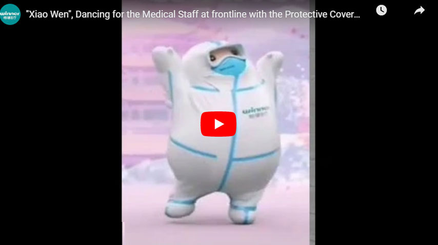 Xiao Wen bailpara el personal médico en primera línea con la bata protectora y el respirador